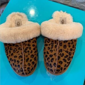 UGG Women's Scuffette II Slippers in a leopard print pattern - size 6!